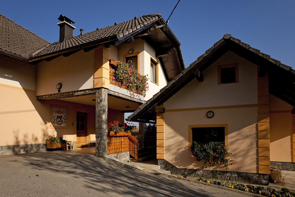 Apartamento Tourist Farm Skrbina Otočec Exterior foto