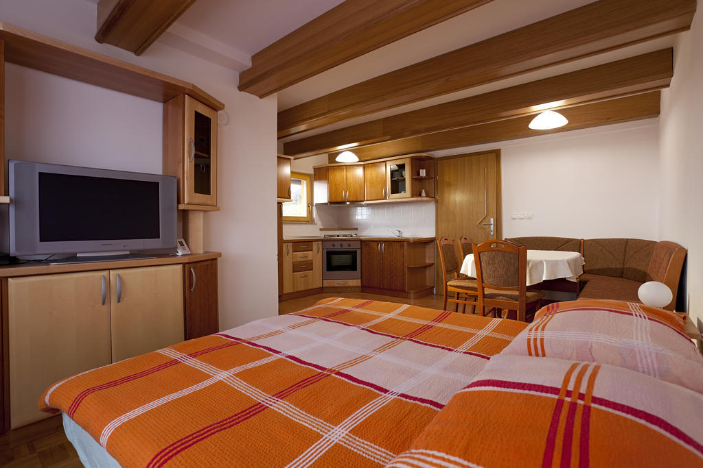 Apartamento Tourist Farm Skrbina Otočec Habitación foto